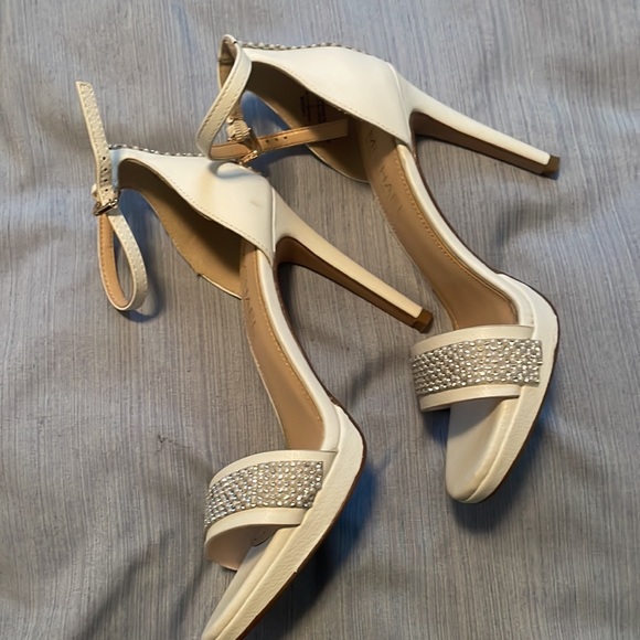 Womens heels with pearl accents!! - Picture 6 of 6